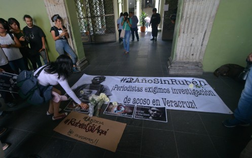 Compañeros, amigos, activistas y comunicólogos recordaron al fotoperiodista Rubén Espinosa Becerril, quien fuera asesinado junto a cinco mujeres hace 2 años en la Ciudad de México. Exigieron se trasparente la información de este asesinato, ya que dicen, las autoridades han sido omisas en este caso.

