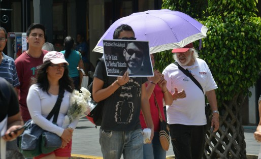 Compañeros, amigos, activistas y comunicólogos recordaron al fotoperiodista Rubén Espinosa Becerril, quien fuera asesinado junto a cinco mujeres hace 2 años en la Ciudad de México. Exigieron se trasparente la información de este asesinato, ya que dicen, las autoridades han sido omisas en este caso.
