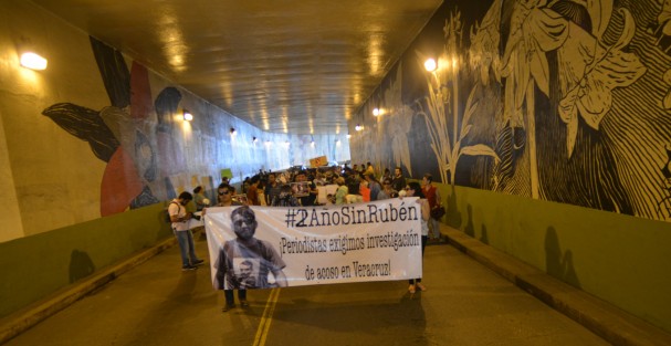 Compañeros, amigos, activistas y comunicólogos recordaron al fotoperiodista Rubén Espinosa Becerril, quien fuera asesinado junto a cinco mujeres hace 2 años en la Ciudad de México. Exigieron se trasparente la información de este asesinato, ya que dicen, las autoridades han sido omisas en este caso.
