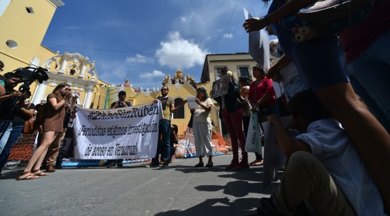 Compañeros, amigos, activistas y comunicólogos recordaron al fotoperiodista Rubén Espinosa Becerril, quien fuera asesinado junto a cinco mujeres hace 2 años en la Ciudad de México. Exigieron se trasparente la información de este asesinato, ya que dicen, las autoridades han sido omisas en este caso.
