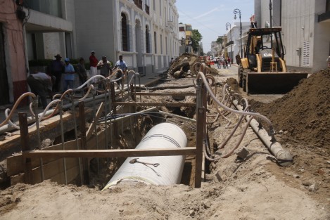 Se cumplen 11 días del hundimiento sobre la avenida Zaragoza en la ciudad de Veracruz, que mantiene cerrada la vialidad a la altura de la calle Canal. 