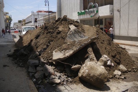 Se cumplen 11 días del hundimiento sobre la avenida Zaragoza en la ciudad de Veracruz, que mantiene cerrada la vialidad a la altura de la calle Canal. 