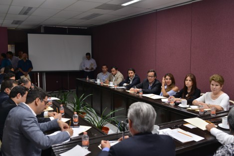 La diputada Luisa Ángela Soto Maldonado y el legislador Vicente Guillermo Benítez González, presidenta y vocal, respectivamente, de la Comisión Permanente de Turismo de la LXIV Legislatura llevaron a cabo una reunión de trabajo con el titular de la Secretaría del ramo, Leopoldo Domínguez Armengual y representantes de Asociaciones de Hoteles y Moteles del Estado de Veracruz. 