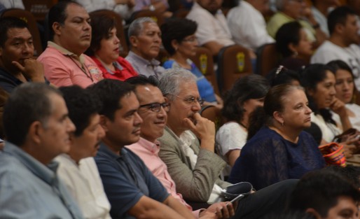 El alcalde electo de Xalapa, Hipólito Rodríguez, acudió acompañado del diputado federal, Cuitláhuac García, a la sesión del Congreso en donde se votó la ampliación de la concesión del relleno sanitario de la capital a la empresa Proactiva, misma que fue aprobada por 31 votos a favor por 14 en contra. 