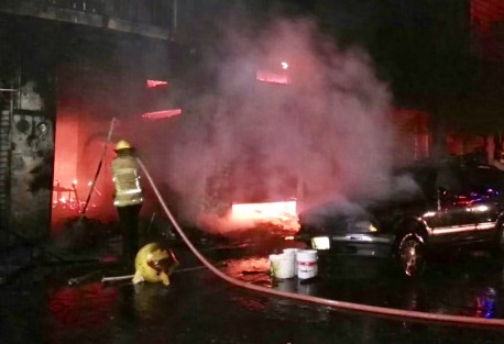 Alrededor de las 4:30 de la mañana de este martes se inició un incendio en el mercado municipal Rosendo Topete, en Martínez de la Torre, Ver. propagándose rápidamente. Allugar acudieron las fuerzas de auxilio para tratar de controlar el siniestro. 