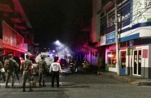 El fuego alcanzó 20 locales y 5 viviendas aledañas, afortunadamente no hubo víctimas, pero sí cuantiosas pérdidas materiales. 