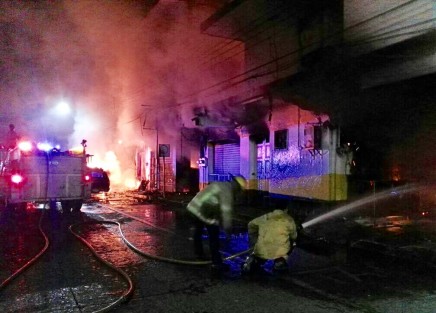 El fuego alcanzó 20 locales y 5 viviendas aledañas, afortunadamente no hubo víctimas, pero sí cuantiosas pérdidas materiales. 