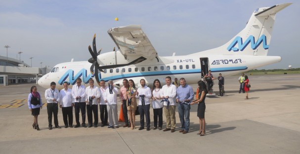 Autoridades del gobierno del estado, inauguraron la nueva ruta aérea Villahermosa - Veracruz, Veracruz-Villahermosa, que permitirá un incremento de visitantes para la entidad. Acudieron al evento Alejandro Zairick, secretario de Desarrollo Económico y Portuario, y Leopoldo Domínguez Armengual, secretario de Turismo.
