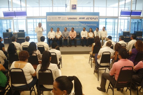 Autoridades del gobierno del estado, inauguraron la nueva ruta aérea Villahermosa - Veracruz, Veracruz-Villahermosa, que permitirá un incremento de visitantes para la entidad. Acudieron al evento Alejandro Zairick, secretario de Desarrollo Económico y Portuario, y Leopoldo Domínguez Armengual, secretario de Turismo.