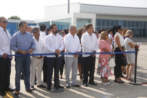 Autoridades del gobierno del estado, inauguraron la nueva ruta aérea Villahermosa - Veracruz, Veracruz-Villahermosa, que permitirá un incremento de visitantes para la entidad. Acudieron al evento Alejandro Zairick, secretario de Desarrollo Económico y Portuario, y Leopoldo Domínguez Armengual, secretario de Turismo.