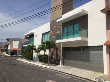 La casa de Xóchitl Tress, ubicada en las calles de Salmón y Sardina del fraccionamiento Costa de Oro en Boca del Río, Ver., se encuentra sin presencia de elementos policiacos, luego de que ayer fuera detenida entre Nayarit y Jalisco y hoy se le dictara prisión preventiva de dos años.