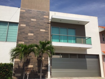 La casa de Xóchitl Tress, ubicada en las calles de Salmón y Sardina del fraccionamiento Costa de Oro en Boca del Río, Ver., se encuentra sin presencia de elementos policiacos, luego de que ayer fuera detenida entre Nayarit y Jalisco y hoy se le dictara prisión preventiva de dos años.