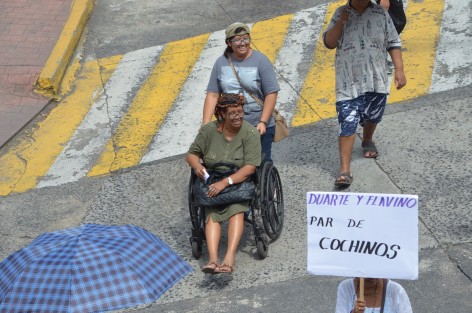 Pensionados y jubilados realizaron una caminata al centro de la ciudad, para concluir con un plantón en las puertas de Palacio de Gobierno. Exigen la recuperación de fondos de la reserva del IPE que fueron saqueados en administraciones pasadas y que han puesto en jaque el ahorro de cientos de trabajadores que entregaron su vida al servicio público. 