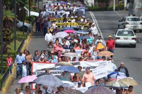 Pensionados y jubilados realizaron una caminata al centro de la ciudad, para concluir con un plantón en las puertas de Palacio de Gobierno. Exigen la recuperación de fondos de la reserva del IPE que fueron saqueados en administraciones pasadas y que han puesto en jaque el ahorro de cientos de trabajadores que entregaron su vida al servicio público. 