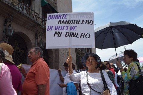 Pensionados y jubilados realizaron una caminata al centro de la ciudad, para concluir con un plantón en las puertas de Palacio de Gobierno. Exigen la recuperación de fondos de la reserva del IPE que fueron saqueados en administraciones pasadas y que han puesto en jaque el ahorro de cientos de trabajadores que entregaron su vida al servicio público. 