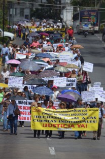 Pensionados y jubilados realizaron una caminata al centro de la ciudad, para concluir con un plantón en las puertas de Palacio de Gobierno. Exigen la recuperación de fondos de la reserva del IPE que fueron saqueados en administraciones pasadas y que han puesto en jaque el ahorro de cientos de trabajadores que entregaron su vida al servicio público.
