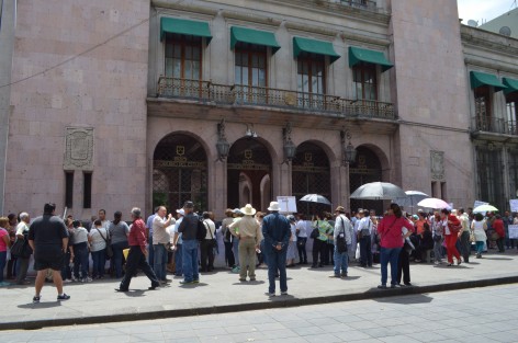 Pensionados y jubilados marchan por calles de Xalapa hacia la Fiscalía para conocer de su demanda de recuperación de los fondos de reserva saqueados al IPE. En Palacio de Gobierno solicitaron audiencia con el gobernador.