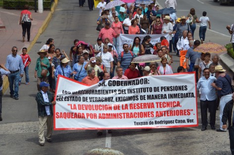 Pensionados y jubilados realizaron una caminata al centro de la ciudad, para concluir con un plantón en las puertas de Palacio de Gobierno. Exigen la recuperación de fondos de la reserva del IPE que fueron saqueados en administraciones pasadas y que han puesto en jaque el ahorro de cientos de trabajadores que entregaron su vida al servicio público.