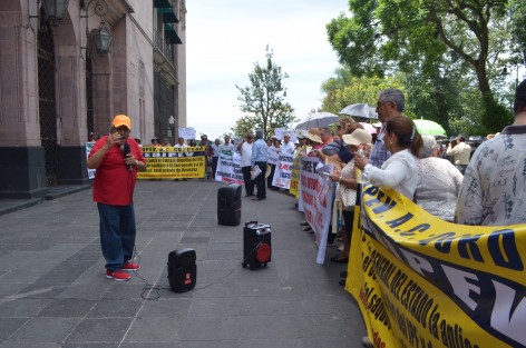 Pensionados y jubilados realizaron una caminata al centro de la ciudad, para concluir con un plantón en las puertas de Palacio de Gobierno. Exigen la recuperación de fondos de la reserva del IPE que fueron saqueados en administraciones pasadas y que han puesto en jaque el ahorro de cientos de trabajadores que entregaron su vida al servicio público.