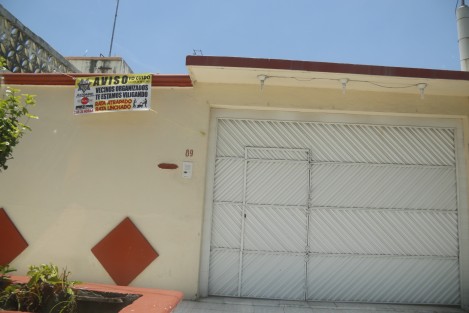 Vecinos del Fraccionamiento Los Pinos en la ciudad de Veracruz, colocaron anuncios en sus portones, en los que advierten que lincharán a la persona que sea sorprendida delinquiendo en esta zona. 
