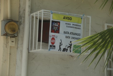 <em>Rata Atrapado, Rata Linchado</em>, se puede leer en las lonas. El conjunto habitacional se encuentra a un par de cuadras de la base de la Policía Naval Veracruz- Boca del Río y la decisión vecinal se tomó debido al hartazgo que ha provocado los constantes robos. 