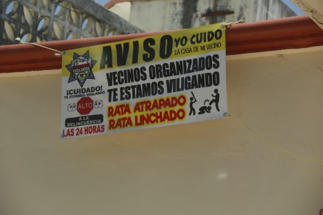 <em>Rata Atrapado, Rata Linchado</em>, se puede leer en las lonas. El conjunto habitacional se encuentra a un par de cuadras de la base de la Policía Naval Veracruz- Boca del Río y la decisión vecinal se tomó debido al hartazgo que ha provocado los constantes robos.