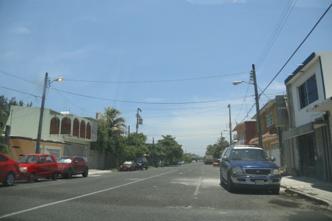 Vecinos del Fraccionamiento Los Pinos en la ciudad de Veracruz, colocaron anuncios en sus portones, en los que advierten que lincharán a la persona que sea sorprendida delinquiendo en esta zona. 