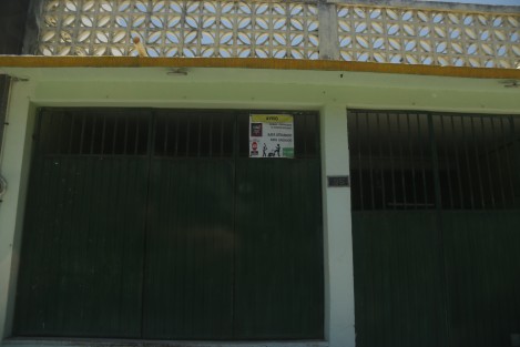 Vecinos del Fraccionamiento Los Pinos en la ciudad de Veracruz, colocaron anuncios en sus portones, en los que advierten que lincharán a la persona que sea sorprendida delinquiendo en esta zona. 