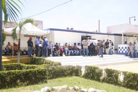 Ciudadanos que acuden a realizar el trámite de emplacamiento de unidades nuevas o sin placas en la ciudad de Veracruz, se quejan de que tardan horas en realizar la captura de datos y el cobro del servicio. 
