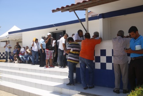 Algunos afirman que hacen fila desde las 6 de la mañana, y pasado del mediodía, aún no llega su turno. El papeleo debe realizarse en las oficinas de Tránsito del Estado y deben esperar turno bajo los rayos del sol. 