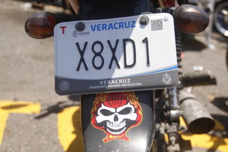 Ciudadanos que acuden a realizar el trámite de emplacamiento de unidades nuevas o sin placas, se quejan de que tardan horas en realizar la captura de datos y el cobro del servicio. Algunos afirman que hacen fila desde las 6 de la mañana, y pasado del mediodía, aún no llega su turno. El papeleo debe realizarse en las oficinas de Tránsito del Estado y deben esperar turno bajo los rayos del sol.