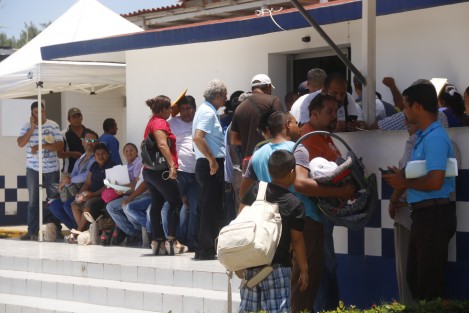 Ciudadanos que acuden a realizar el trámite de emplacamiento de unidades nuevas o sin placas, se quejan de que tardan horas en realizar la captura de datos y el cobro del servicio. Algunos afirman que hacen fila desde las 6 de la mañana, y pasado del mediodía, aún no llega su turno. El papeleo debe realizarse en las oficinas de Tránsito del Estado y deben esperar turno bajo los rayos del sol.