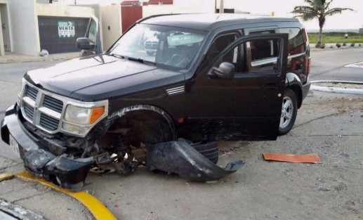 En Coatzacoalcos  se registró una balacera en el estacionamiento de Plaza Patio, por el supermercado la Comer. Se reporta un hombre herido de bala. Desde un vehículo en marcha, dispararon a la camioneta. El conductor en la huida chocó y hasta la llanta se le salió. 