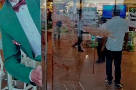 En Coatzacoalcos  se registró una balacera en el estacionamiento de Plaza Patio, por el supermercado la Comer. Se reporta un hombre herido de bala. Desde un vehículo en marcha, dispararon a la camioneta. El conductor en la huida chocó y hasta la llanta se le salió. 