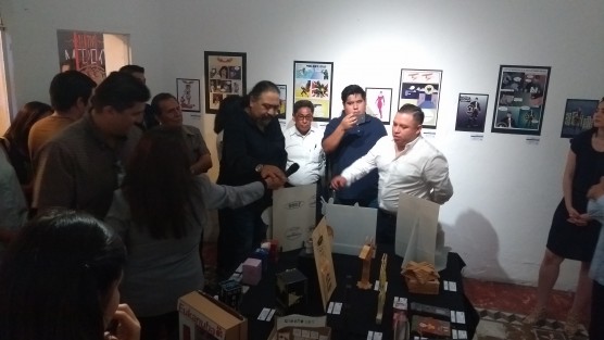 En la Casa de la Caricatura, sita en la calle Francisco I. Madero No.34, del barrio de Xallitic, de la ciudad de Xalapa, se inauguró la exposición de diseño gráfico del Colectivo Meraky, a cargo de los alumnos del noveno cuatrimestre de Diseño Gráfico de la Universidad IVES, la cual estará abierta al público en general del 1 al 7 de agosto, en horario de 10 am 2 pm.
