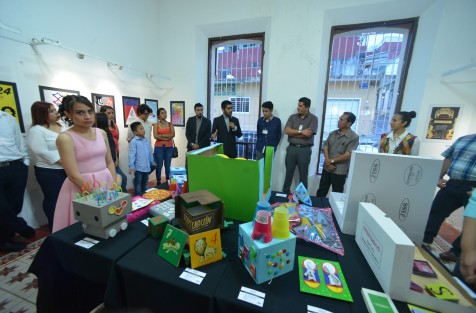 En la Casa de la Caricatura, sita en la calle Francisco I. Madero No.34, del barrio de Xallitic, de la ciudad de Xalapa, se inauguró la exposición de diseño gráfico del Colectivo Meraky, a cargo de los alumnos del noveno cuatrimestre de Diseño Gráfico de la Universidad IVES, la cual estará abierta al público en general del 1 al 7 de agosto, en horario de 10 am 2 pm.
