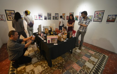 En la Casa de la Caricatura, sita en la calle Francisco I. Madero No.34, del barrio de Xallitic, de la ciudad de Xalapa, se inauguró la exposición de diseño gráfico del Colectivo Meraky, a cargo de los alumnos del noveno cuatrimestre de Diseño Gráfico de la Universidad IVES, la cual estará abierta al público en general del 1 al 7 de agosto, en horario de 10 am 2 pm.
