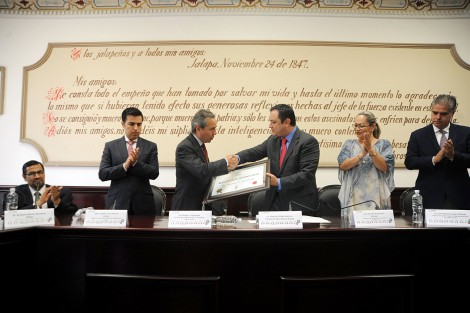 Durante la presentación del Seminario Derechos Humanos y Administración Pública Municipal, el alcalde Américo Zúñiga Martínez reiteró el compromiso de su gobierno con el respeto irrestricto de los derechos humanos en todos sus ámbitos. 