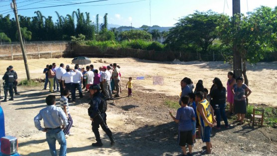 Vecinos de la  colonia Buena Vista de la ciudad de Córdoba, impiden la construcción de unas casas del programa de reubicación de familias; argumentan que el estapacio está asignado para la construcción  de unas canchas.