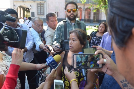 La Señora Gloria Delfina Pedraza denunció ante los medios, que las autoridades han sido omisas en su responsabilidad de pagar los gastos médicos ocasionados a su familiar baleado cuando pretendieron desalojarlos en la zona de El Olmo. Pide apoyo del gobierno. 