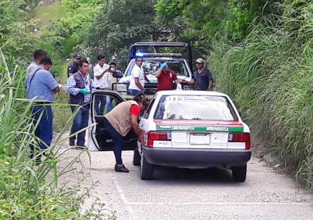 Un taxista fue asesinado a balazos al mediodía de este miércoles cuando circulaba sobre la calle Azteca, de la colonia Margarita Maza de Juárez, en la ciudad  de Papantla.  La víctima presentaba al menos cuatrro impactos de bala. 