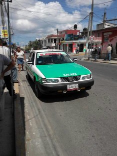 La tarde de este miércoles el conductor de la unidad del taxi con número económico 7442, fue asesinado a balazos en calle de la colonia Carolino Anaya de Xalapa. 