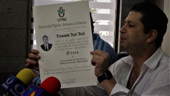 Fernando Kuri presentó ante los medios su título y no quiso responder si se le investigaba por falsificación de documentos, como se ha afirmado, solamente dijo que habían cotejado su título y que todo estaba en orden. 