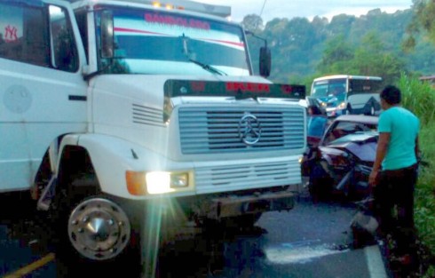 La mañana de este  jueves se suscitó un accidente entre un camión de volteo y un auto Tsuru, sobre la carretera Fortín - Huatusco, km 48; entre Huatusco y Totutla.  Se reportan 2 fallecidos y el cierre parcial de la carretera.
