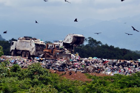 Con un flujo  constante de camiones, el relleno sanitario de El Tronconal recibe diariamente toneladas de basura proveniente de Xalapa y otros municipios.  