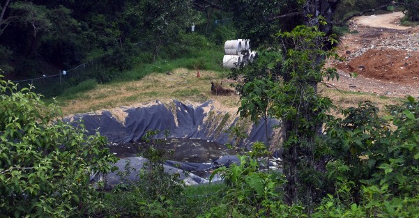 La renovación de la concesión del relleno sanitario de Xalapa ha desatado polémica entre las autoridades municipales actuales y sus suscesoras ya que las segundas opinan que hay un manejo inadecuado y se está contaminando mantos freáticoscon lixiviados, lo mismo que el río Sedeño. . 