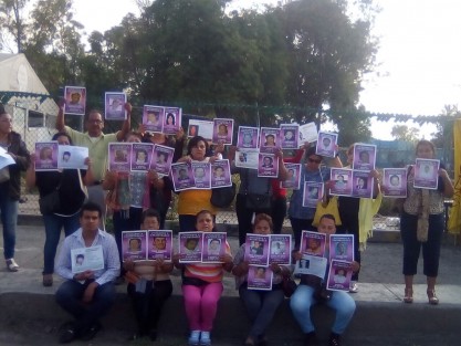 Familiares de desaparecidos pertenecientes al Colectivo por la Paz, se manifiestan esta mañana frenete al Reclusorio Norte en la CDMX, en donde se encuentra en prisión preventiva eel exggobernador de Veracruz, Javier Duarte. El día de ayer presentaron ante la PGR denuncias contra Duarte y Arturo Bermúdez Zurita, por la desaparición de sus familiares. 