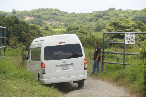 Integrantes del colectivo de busqueda de personas desaparecidas <em>El Solecito Veracruzano</em>, acudieron al predio Colinas de Santa Fe para depositar ofrendas florales en el sitio donde fueron halladas fosas clandestinas hace  exactamente 3 años. 