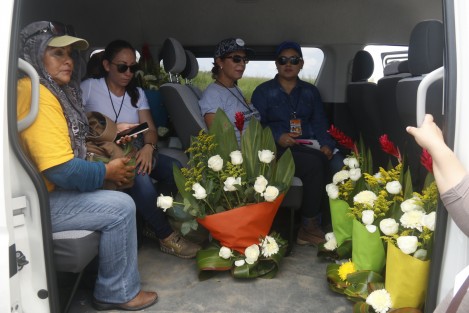 Integrantes del colectivo de busqueda de personas desaparecidas <em>El Solecito Veracruzano</em>, acudieron al predio Colinas de Santa Fe para depositar ofrendas florales en el sitio donde fueron halladas fosas clandestinas hace  exactamente 3 años. 