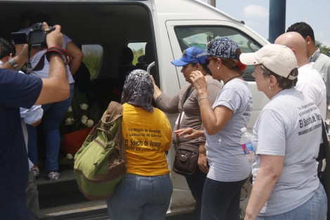 Integrantes del colectivo de busqueda de personas desaparecidas <em>El Solecito Veracruzano</em>, acudieron al predio Colinas de Santa Fe para depositar ofrendas florales en el sitio donde fueron halladas fosas clandestinas hace  exactamente 3 años. 